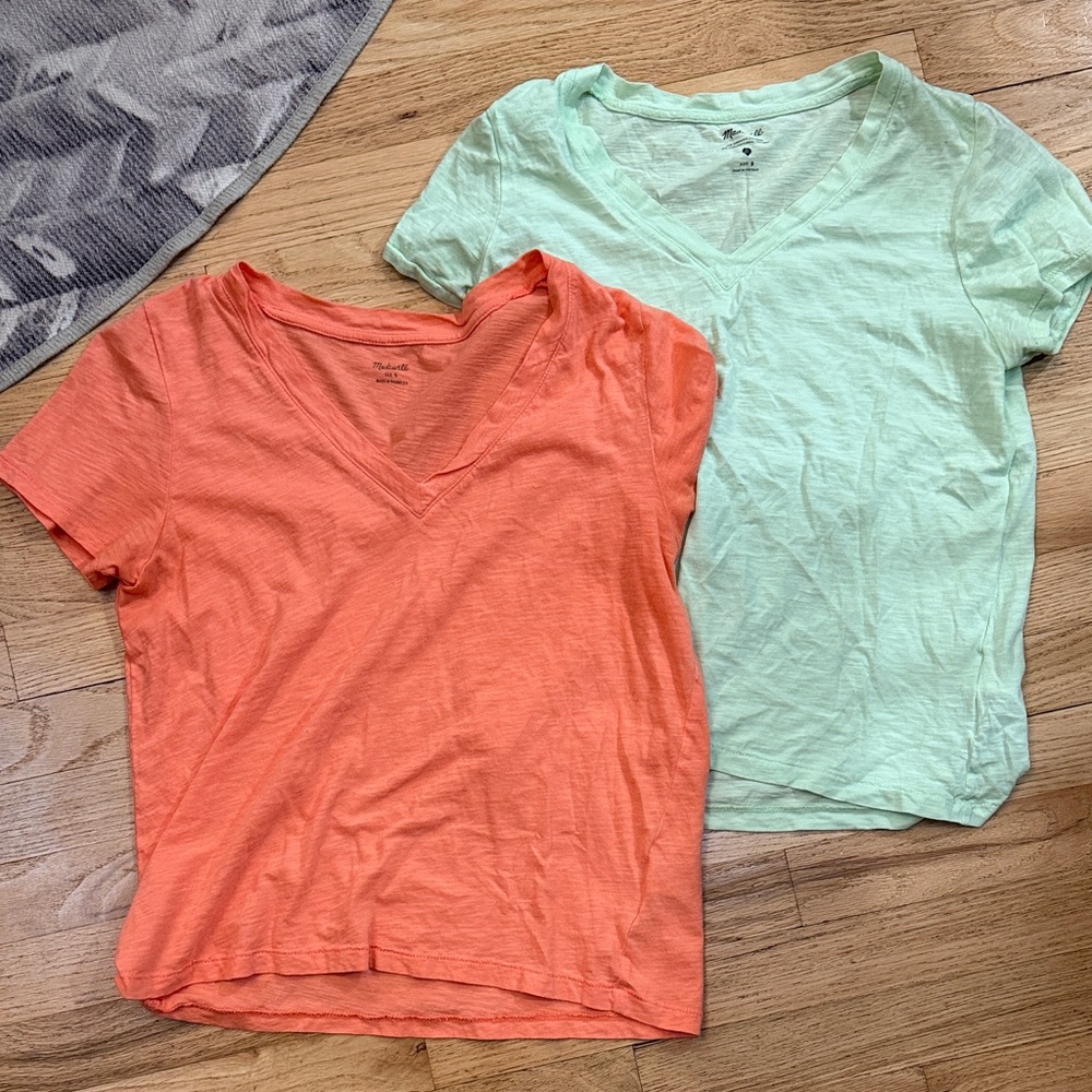 V-Neck T-Shirts in coral and Mint